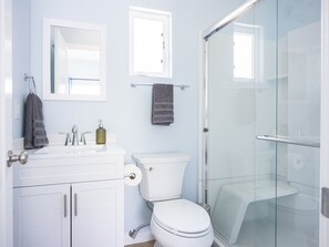 Dusche, Haartrockner, Handtücher