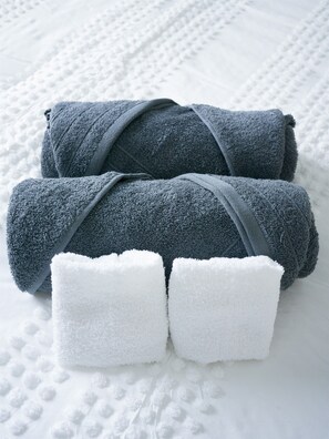 Douche, sèche-cheveux, serviettes fournies