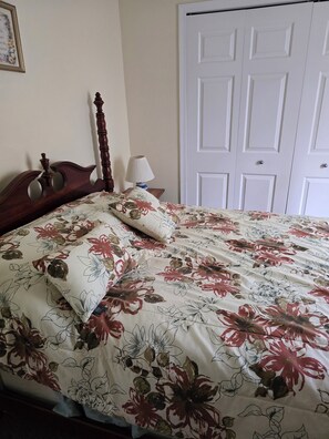 3 bedrooms, iron/ironing board, WiFi, bed sheets - Nice quiet neighborhood, 5 min from Interstate 24 West and Interstate 65 South (Nashville)