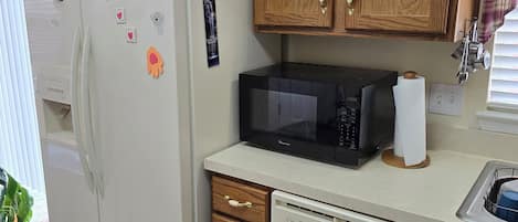 Een microgolfoven, een oven, een kookplaat, een vaatwasser