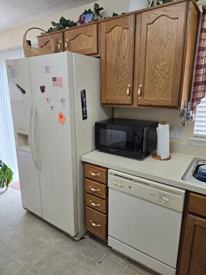 Microwave, oven, stovetop, dishwasher - Nice quiet neighborhood, 5 min from Interstate 24 West and Interstate 65 South (Nashville)