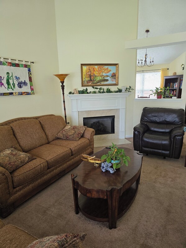 Fireplace - Nice quiet neighborhood, 5 min from Interstate 24 West and Interstate 65 South (Nashville)