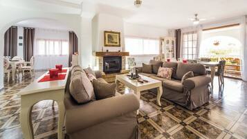 Een televisie en een open haard