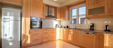 雪櫃、微波爐、焗爐、爐具