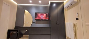 Romantic Junior Suite with Canal View a stone's throw from Corso Vittorio Emanuele