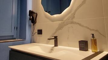 Dusche, Haartrockner, Bidet, Handtücher