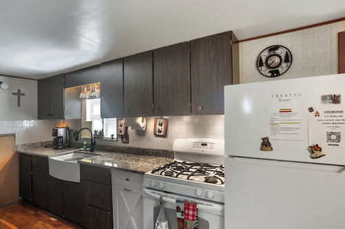 Pet Friendly | Wi-Fi | Firepit | TV