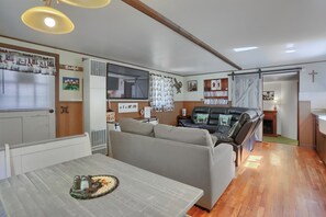 Smart TV, fireplace