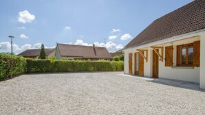 A gravel driveway leading to a building with a tiled roof and wooden shutters. - Au jardin d'Olga - MESNIL SAINT PERE (MESNIL SAINT PERE)