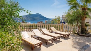 A terrace with four wooden lounge chairs and a white balustrade. - 2 Bedroom sea view Kalkan in the center - Cactus (Antalya)