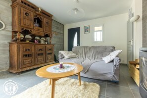 TV, fireplace - Gîte de la Vernouze - MURAT LE QUAIRE (MURAT LE QUAIRE)