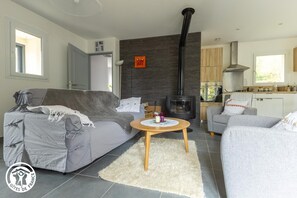 TV, fireplace - Gîte de la Vernouze - MURAT LE QUAIRE (MURAT LE QUAIRE)