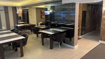 Kamar Standar | Area keluarga | Smart TV 40-inci dengan saluran TV satelit