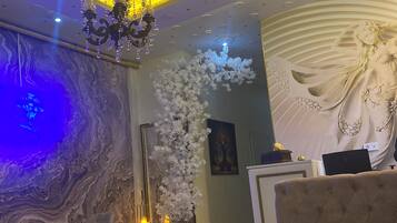 Kamar Standar | Area keluarga | Smart TV 40-inci dengan saluran TV satelit