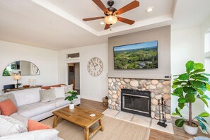 Smart TV, fireplace, books - Hot Tub - BBQ - Pool Table - Mountain View - Close to Wedding Venues (Auburn Lake Trails)
