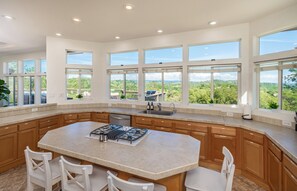 Fridge, microwave, oven, stovetop - Hot Tub - BBQ - Pool Table - Mountain View - Close to Wedding Venues (Auburn Lake Trails)