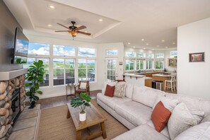 Älytelevisio, takka, kirjoja