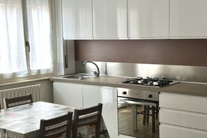 Réfrigérateur, four, lave-vaisselle