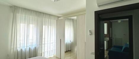 1 bedroom, bed sheets