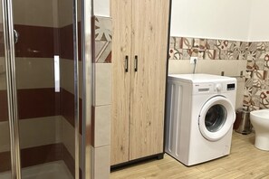 Douche, bidet, serviettes fournies