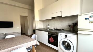 Refrigerador, horno, lavavajillas y comedor