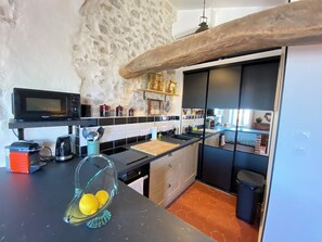 Een koelkast, een magnetron, een oven, een vaatwasser