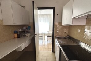 Fridge, oven, dishwasher - M398 - Marcelli, three-room apartment with terrace in residence with pool (Marcelli)