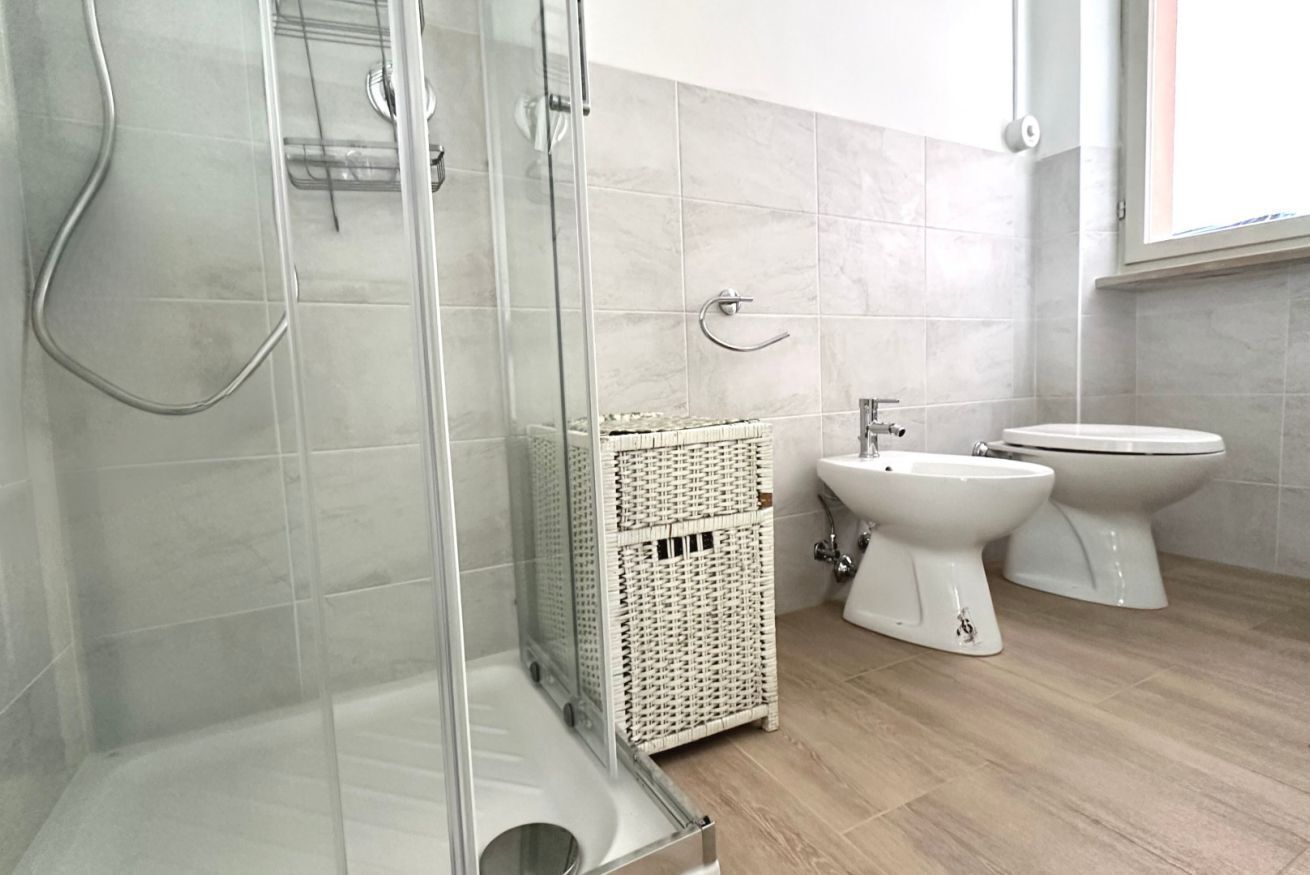 Douche, bidet, serviettes fournies