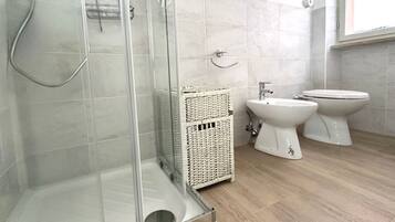Douche, bidet, serviettes fournies