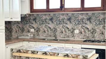 Réfrigérateur, four, lave-vaisselle