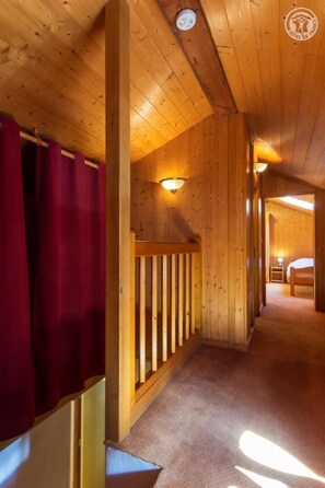 5 chambres, fer et planche à repasser, lit de bébé portatif