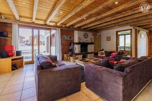 TV, fireplace, stereo