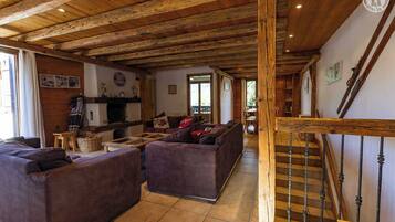 Télévision, cheminée, chaîne hi-fi