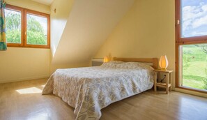 3 slaapkamers, een strijkplank/strijkijzer, reisbedje