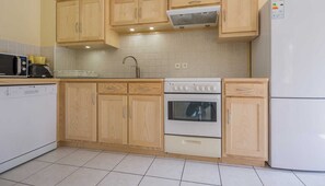 Een koelkast, een microgolfoven, een oven, een kookplaat