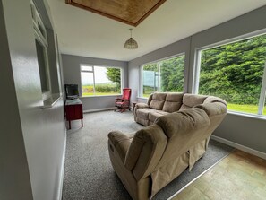 TV - Serene cottage with gorgeous sea and mountain views.  (Grange Beg, Skreen,)