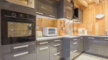 Kylskåp, mikrovågsugn, ugn och spishäll