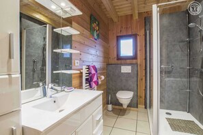 Een douche, een haardroger, handdoeken