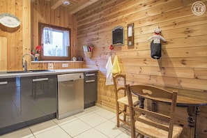 Kylskåp, mikrovågsugn, ugn och spishäll