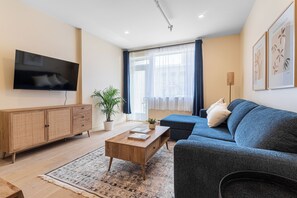 独特公寓式客房, 2 间卧室 (102) | 起居区 | 智能电视