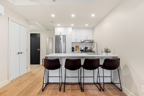 Grand réfrigérateur, micro-ondes, four, plaque de cuisson