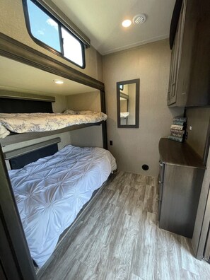 2 soverom og sengetøy