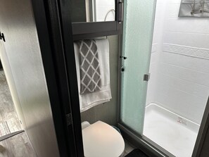 Dusche, Haartrockner, Handtücher, Seife