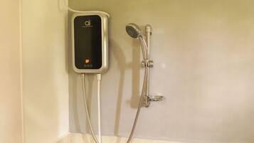 Shower, hair dryer, bidet, towels