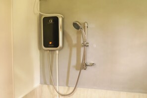 Regadera, secadora de cabello, bidet, toallas 