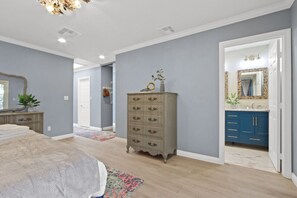 3 habitaciones, escritorio, tabla de planchar con plancha y wifi gratis 