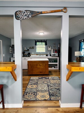 Private kitchen - The Sugar Shack Cabin on Weiss Lake (Leesburg)