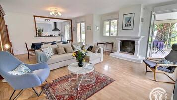 Televisie, een tafeltennistafel en boeken