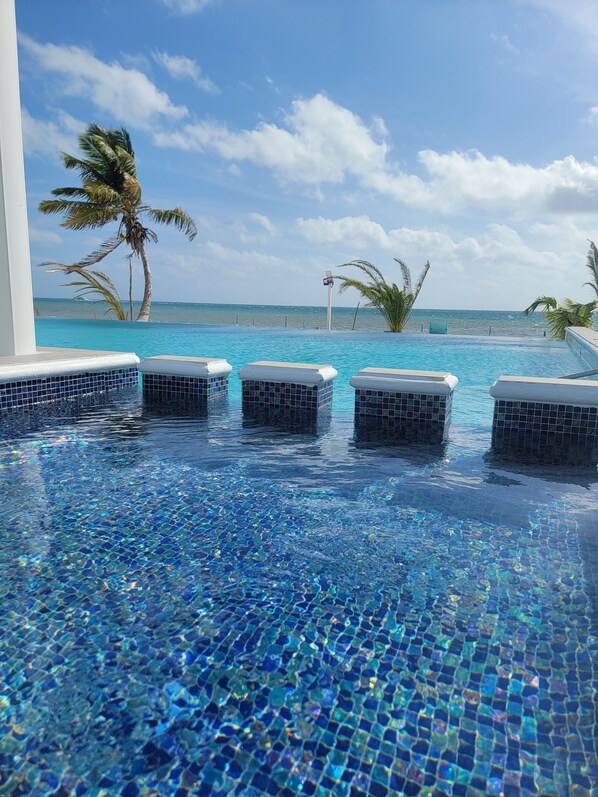 Piscine extérieure, chaises longues