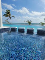 Una piscina al aire libre, tumbonas